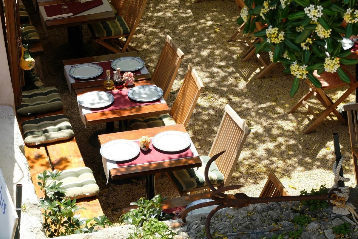 place to eat in restaurant