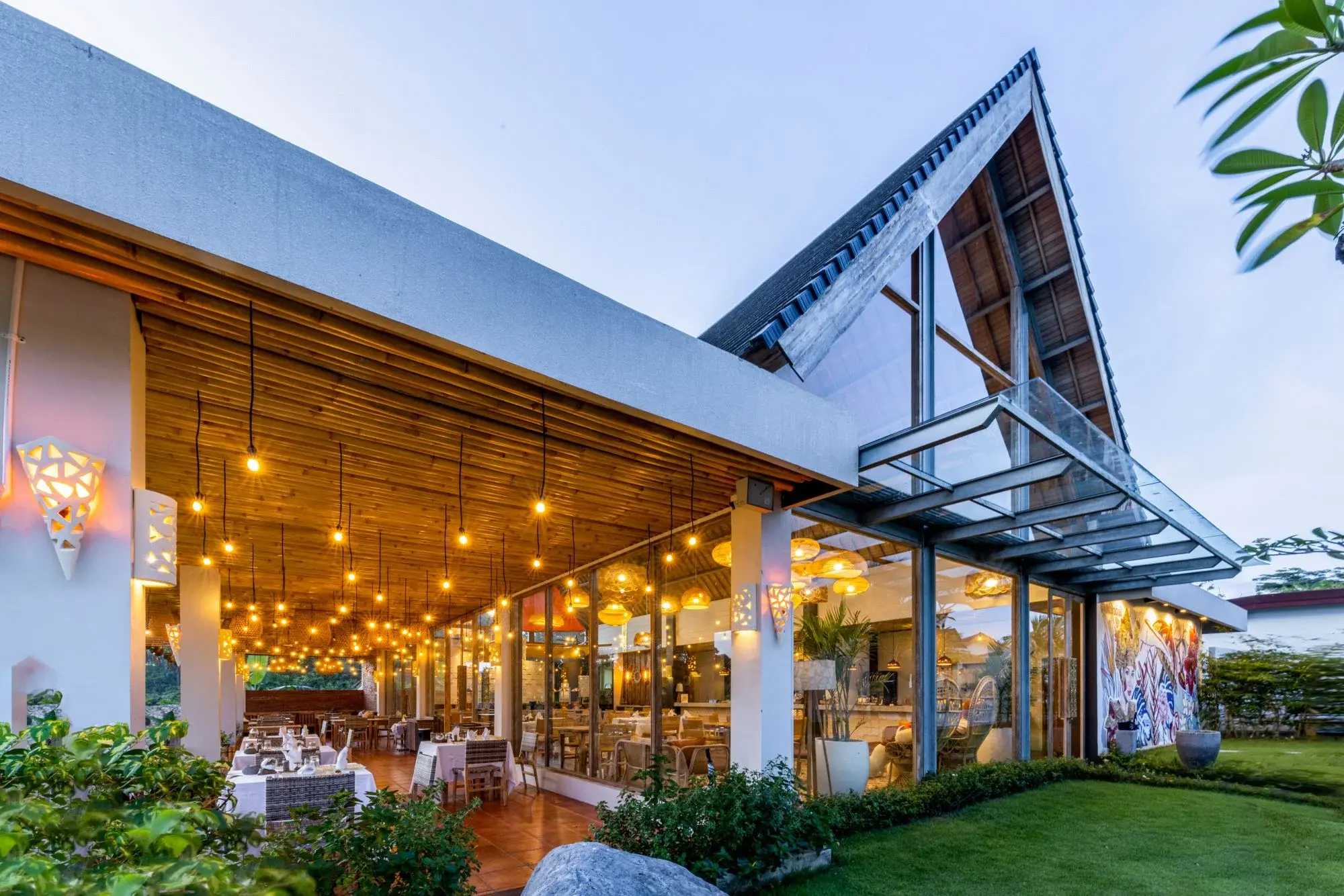Dining & Entertaiment